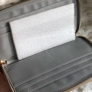 Wallet double zipper